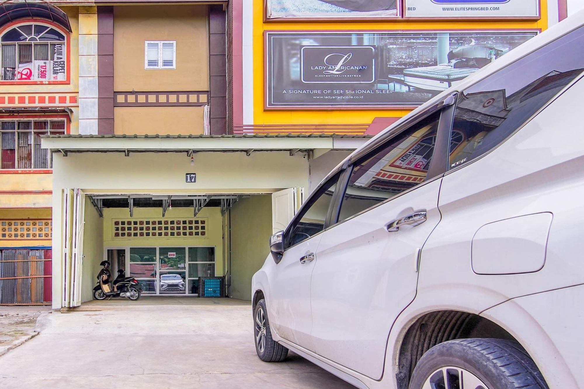 Oyo 3493 Nami House Hotel Medan Exterior photo